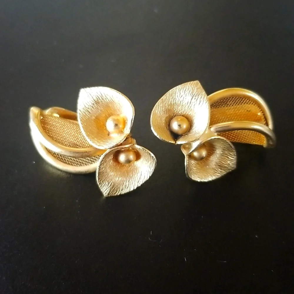 Vintage Hobé Gold Tone Mesh Flower Design Earrings - Picture 1 of 4